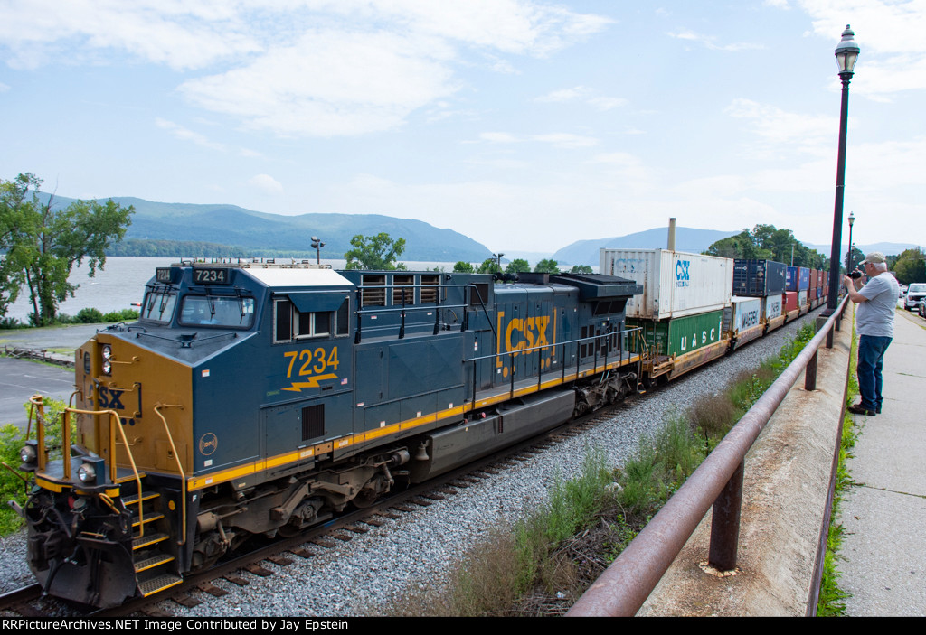 CSX 7234 brings up the rear of I158